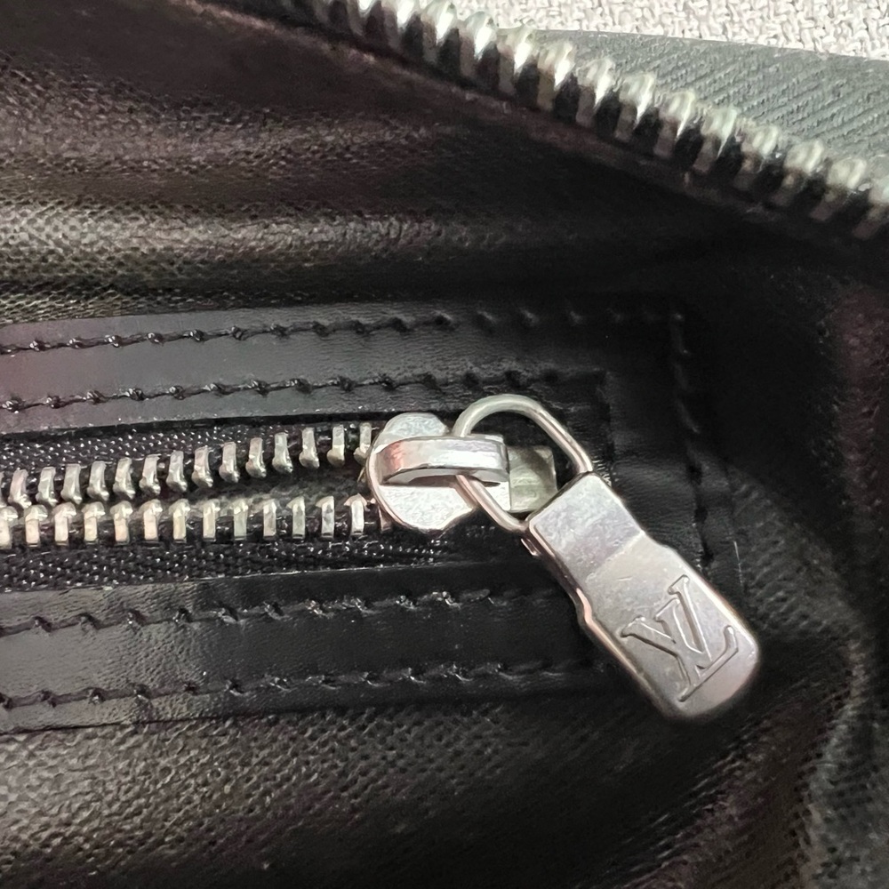 Louis Vuitton Taiga Leather Dopp kit toiletries bag. - Picture 8 of 15